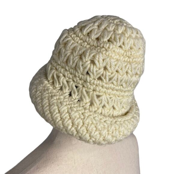 Betmar Vintage Acrylic Rolled Beanie Crocheted Ivory One Size - Picture 3 of 4